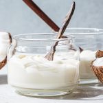Veganer Joghurt aus Kokosnuss im Glas